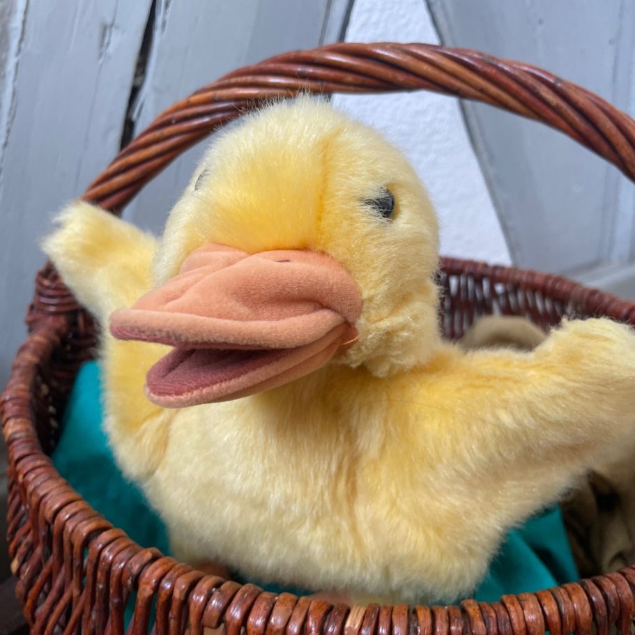 Plüschente "Pieps" im Korb